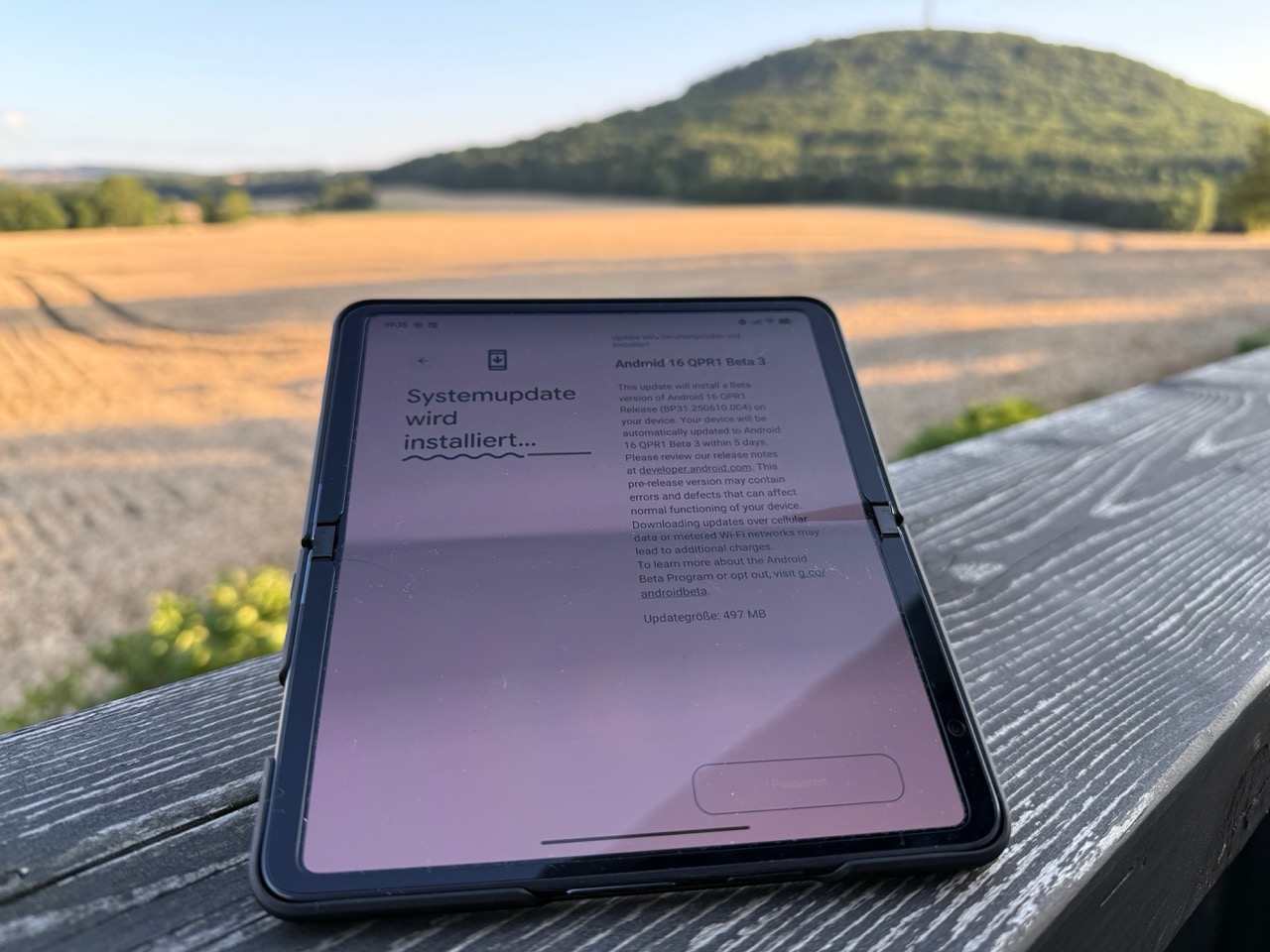 Ein Pixel-Telefon zeigt das Update vor der Installation